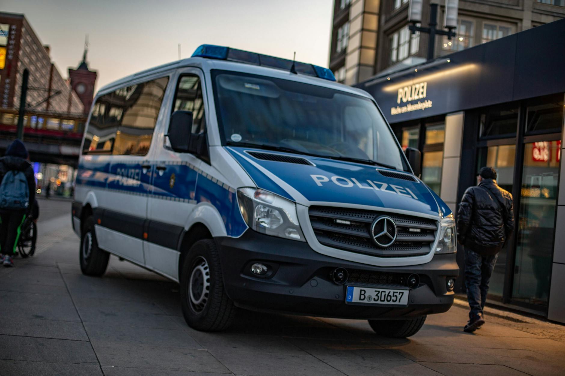 Nach einer Kollision zwischen einem Polizeiwagen und einem VW Golf wurden mehrere Einsatzkräfte und Insassen verletzt. (Symbolfoto)