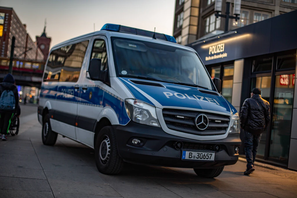 Polizeibus verunglückt: Mehrere Berliner Polizisten verletzt!