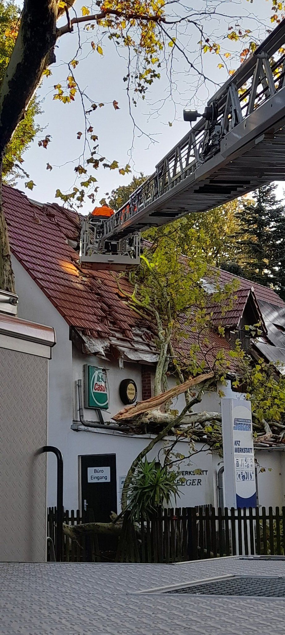 Umgestürzte Bäume, kaputte Dächer: Feuerwehr im Sturm-Einsatz