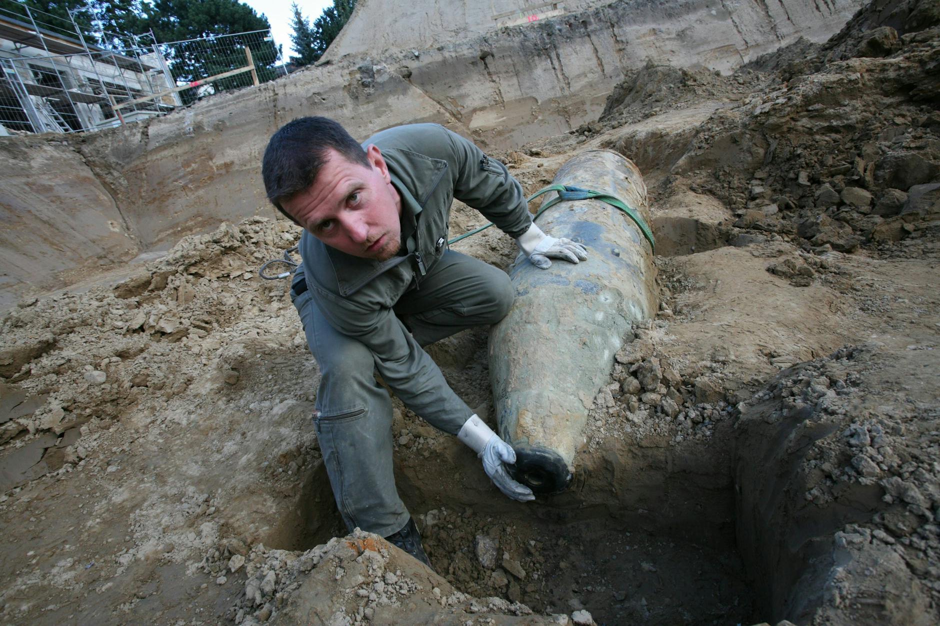Ein Sprengstoffexperte mit einer 1000-Kilo-Bombe in einer Baugrube in Berlin-Lichterfelde.