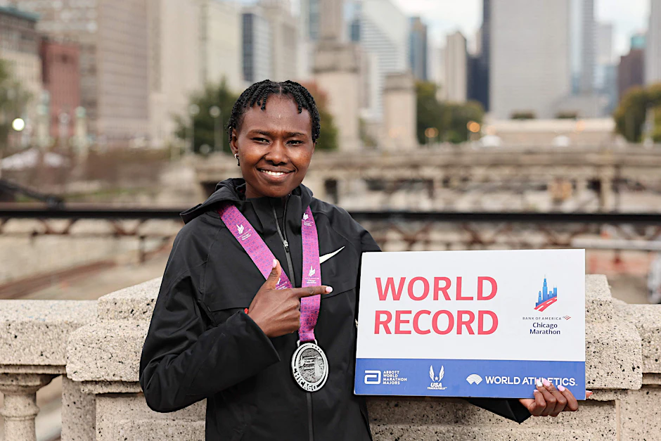 Die Kenianerin Ruth Chepngetich posiert für ein Foto, nachdem sie beim Chicago-Marathon 2024 einen neuen Weltrekord aufgestellt hatte.&nbsp;