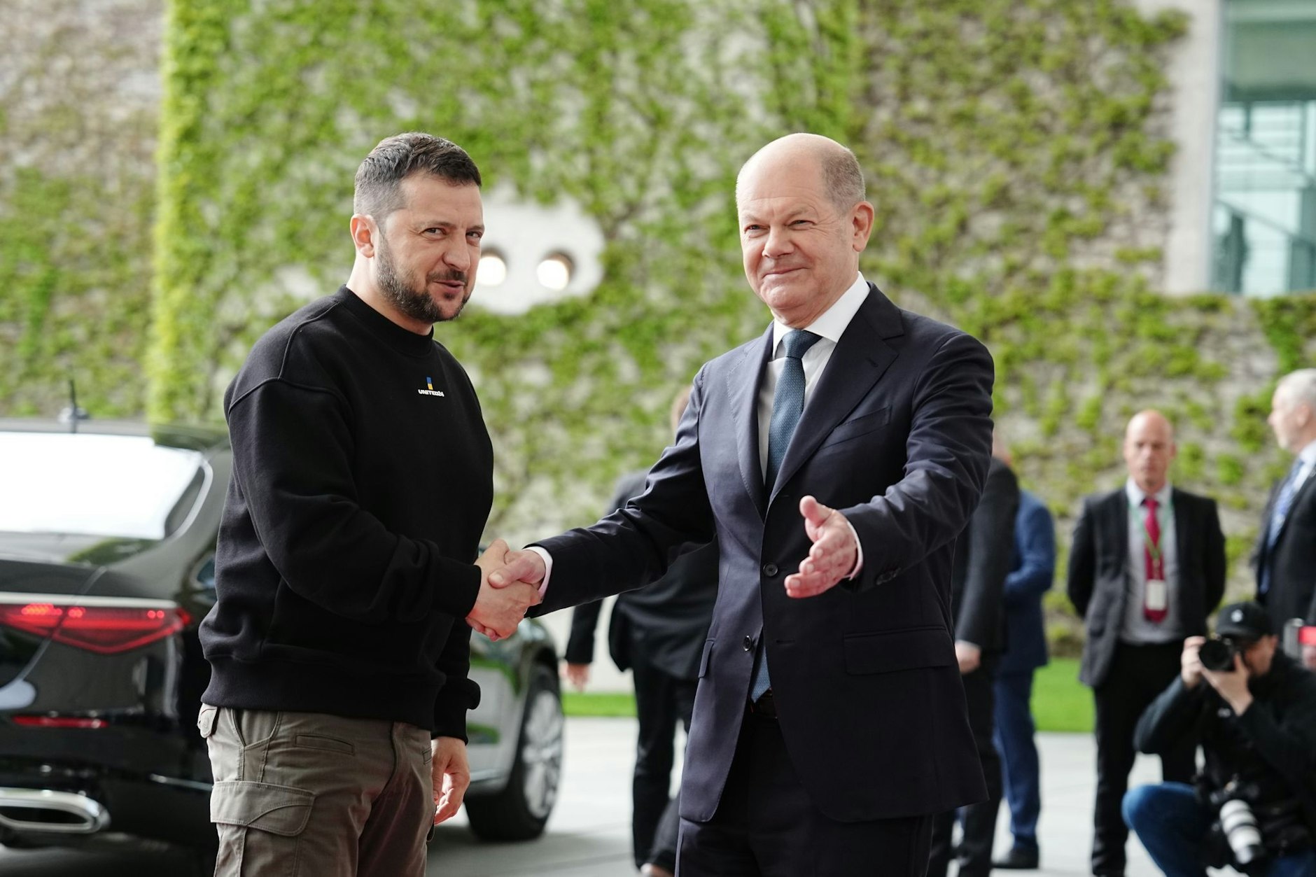 Wolodymyr Selenskyj, Präsident der Ukraine, wird von Bundeskanzler Olaf Scholz (r, SPD) vor dem Bundeskanzleramt mit militärischen Ehren begrüßt.