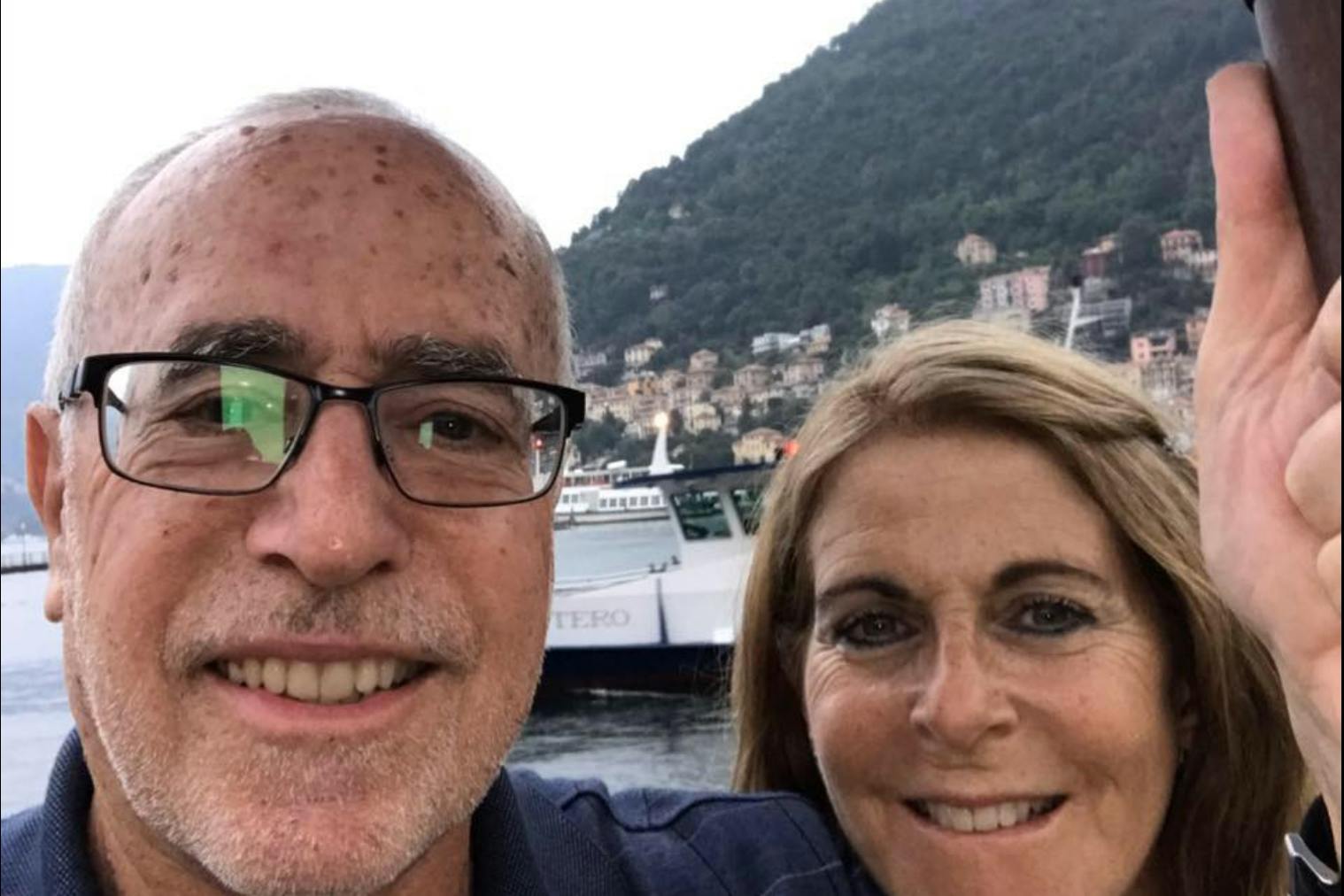 Hobby-Pilot Eliot Alper (78) und seine Frau Yvonne Kinane-Wells (69). Das Paar entging einem sicheren Flugzeugabsturz, nachdem Yvonne das Flugzeug, ohne jegliche Flugzeugerfahrung landete.