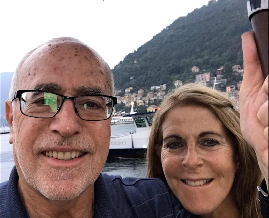 Hobby-Pilot Eliot Alper (78) und seine Frau Yvonne Kinane-Wells (69). Das Paar entging einem sicheren Flugzeugabsturz, nachdem Yvonne das Flugzeug, ohne jegliche Flugzeugerfahrung landete.