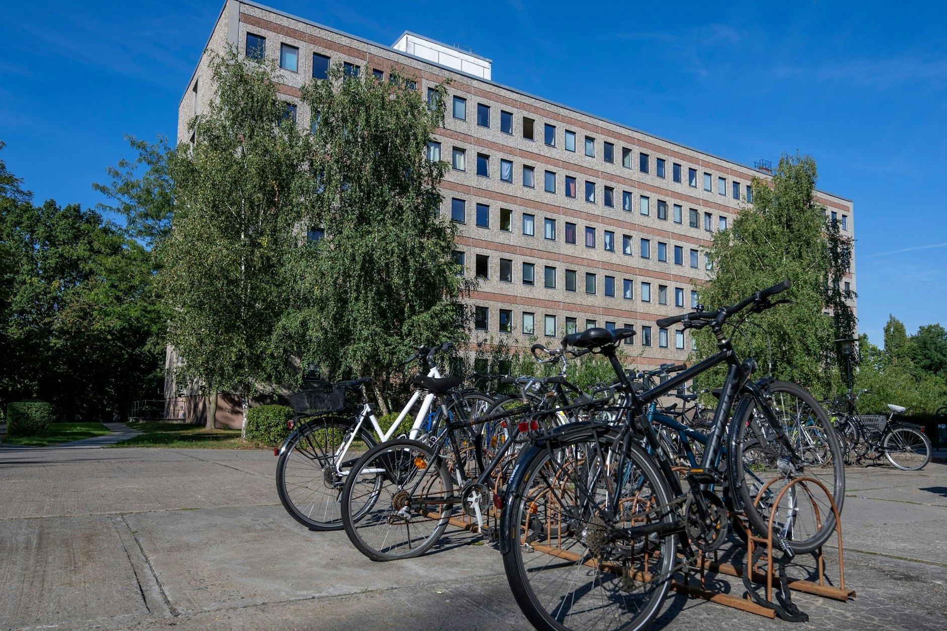 Was würden Sie machen, als junger Student in Brandenburg, ohne Wohnraum? Hier stehen Fahrräder vor einem Studentenwohnheim des Studentenwerks Potsdam.