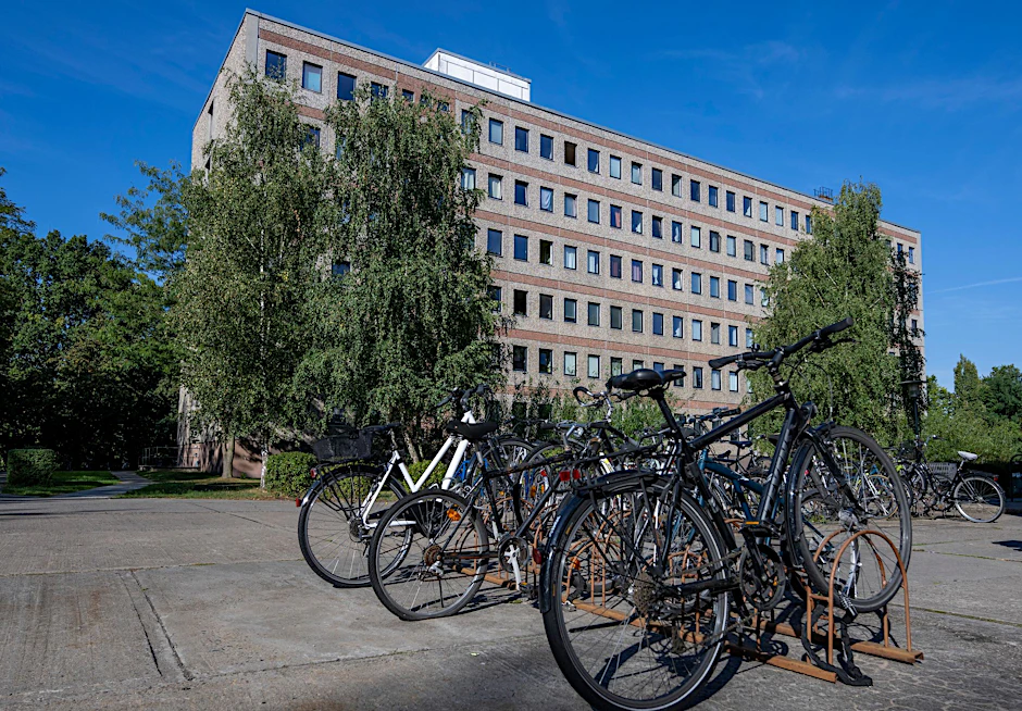 Was würden Sie machen, als junger Student in Brandenburg, ohne Wohnraum? Hier stehen Fahrräder vor einem Studentenwohnheim des Studentenwerks Potsdam.