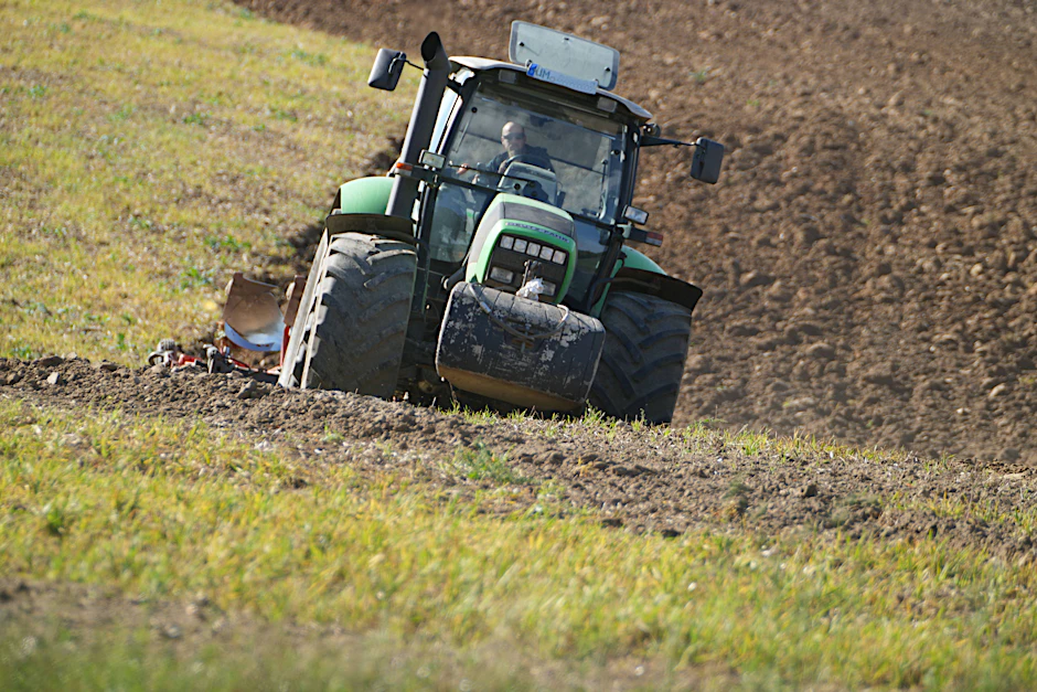 Der junge Mann saß mit einem Gleichaltrigen auf dem Frontgewicht des Traktors eines 21-jährigen Fahrers, wie die Polizei mitteilte. (Symbolfoto)&nbsp;