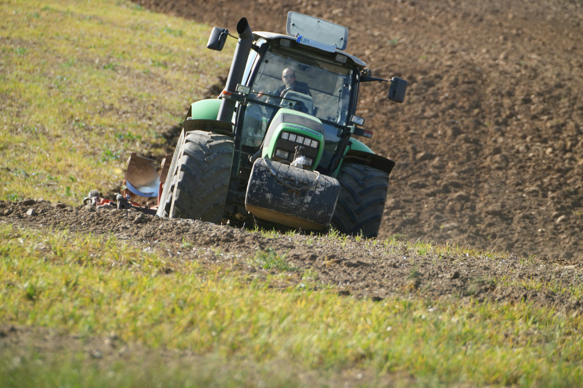Der junge Mann saß mit einem Gleichaltrigen auf dem Frontgewicht des Traktors eines 21-jährigen Fahrers, wie die Polizei mitteilte. (Symbolfoto) 