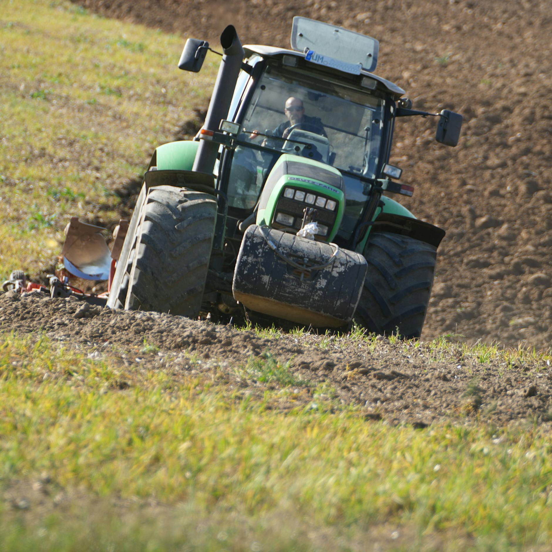 Suff-Unfall in Brandenburg: Junger Mann von Traktor überrollt – tot!