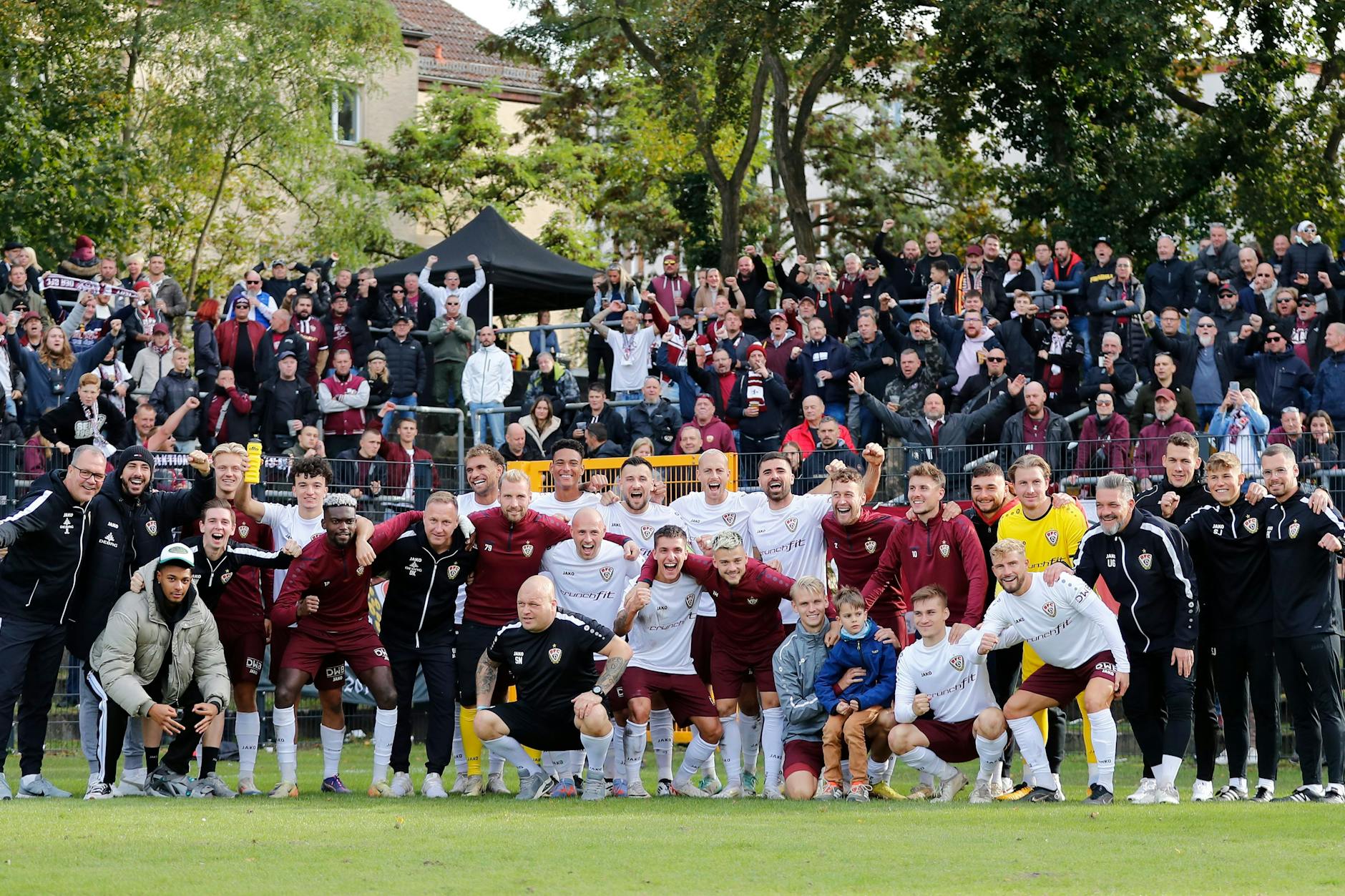 Ein Bild sagt mehr als tausend Worte: Nach dem Erfolg versammelt sich das komplette BFC-Team im Zoschke-Stadion zum Jubel-Foto vor den eigenen Fans. So was gibt es sonst eigentlich nur nach einem Endspiel. Die Idee dazu hatte Trainer Dennis Kutrieb.
