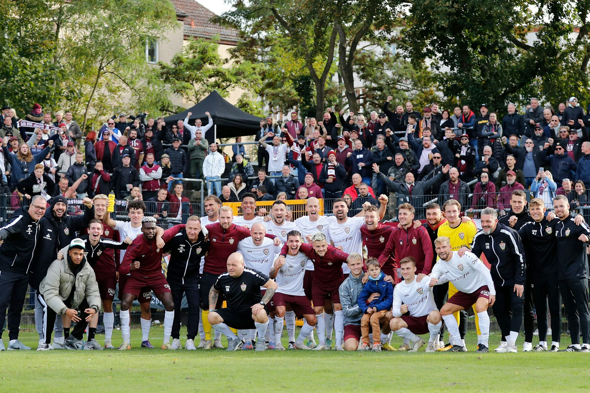 Ein Bild sagt mehr als tausend Worte: Nach dem Erfolg versammelt sich das komplette BFC-Team im Zoschke-Stadion zum Jubel-Foto vor den eigenen Fans. So was gibt es sonst eigentlich nur nach einem Endspiel. Die Idee dazu hatte Trainer Dennis Kutrieb.
