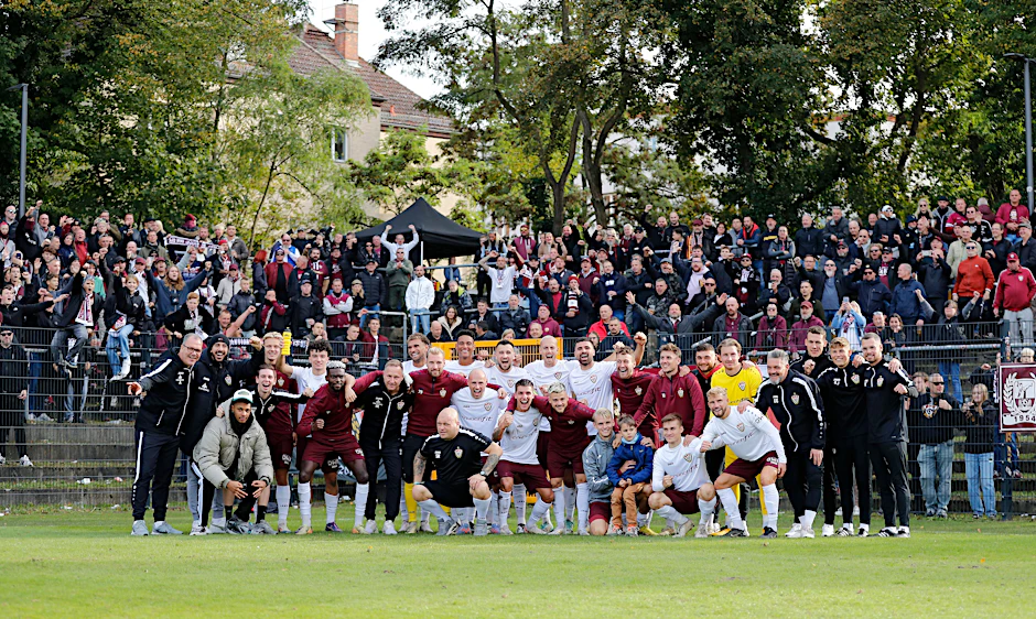 Ein Bild sagt mehr als tausend Worte: Nach dem Erfolg versammelt sich das komplette BFC-Team im Zoschke-Stadion zum Jubel-Foto vor den eigenen Fans. So was gibt es sonst eigentlich nur nach einem Endspiel. Die Idee dazu hatte Trainer Dennis Kutrieb.