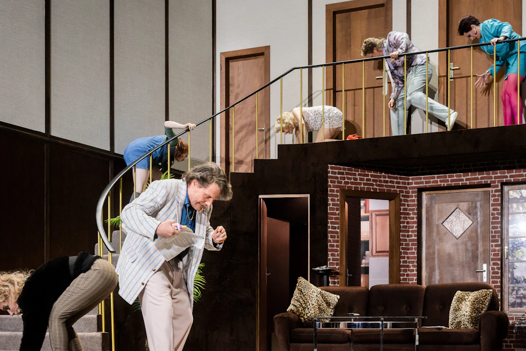 Berliner Ensemble'da “Çıplak Çılgınlık”: Sardalyeli tiyatro cenazesi