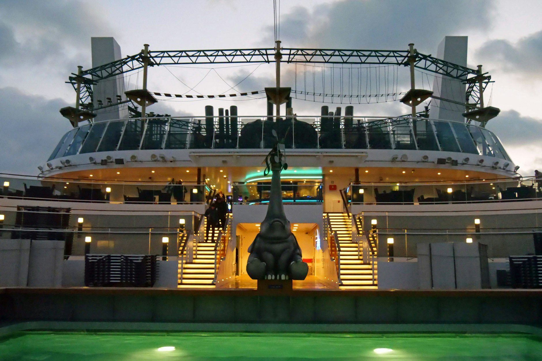 Die oberen Decks der MSC Virtuosa. Das Kreuzfahrtschiff kann bis zu 6300 Passagiere befördern. 