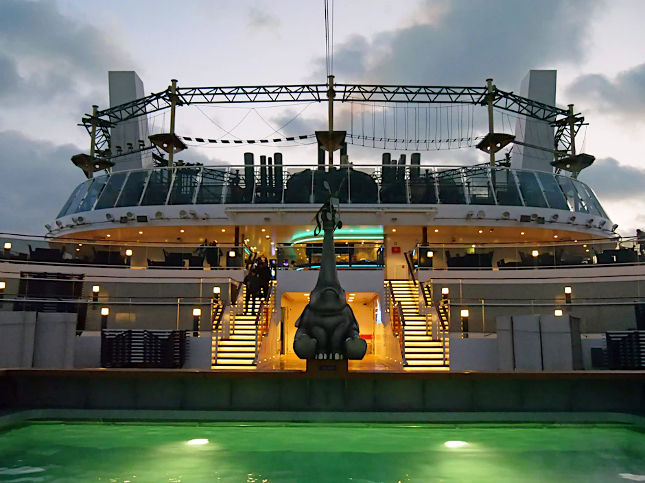 Die oberen Decks der MSC Virtuosa. Das Kreuzfahrtschiff kann bis zu 6300 Passagiere befördern.&nbsp;