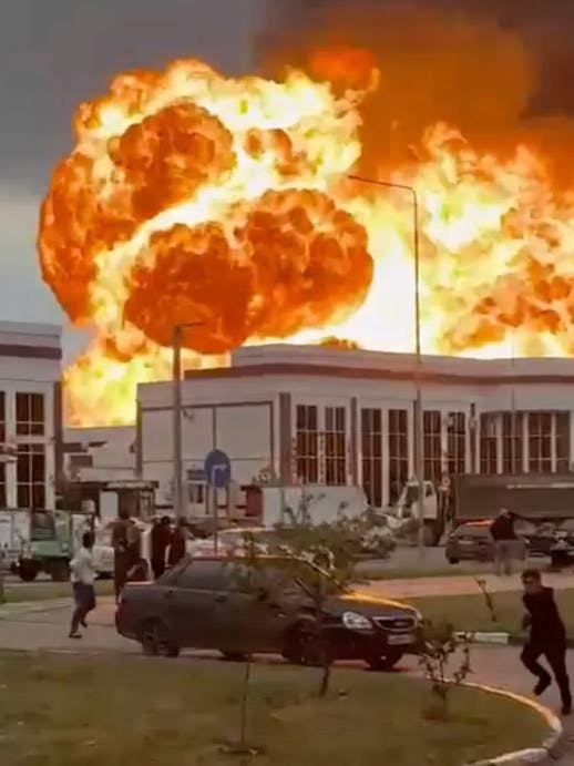 Der Feuerball der Explosion ist riesig.