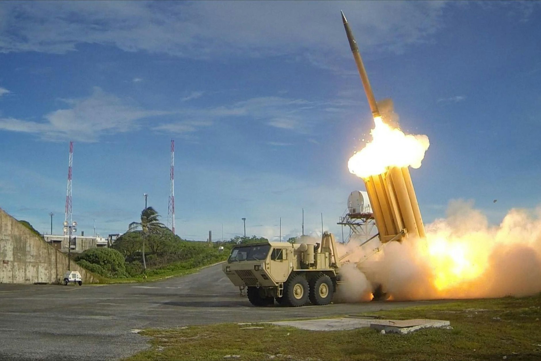 Diese undatierte Aufnahme zeigt ein US-Raketenabwehrsystem THAAD (Terminal High Altitude Area Defense) beim Abfeuern von Raketen.