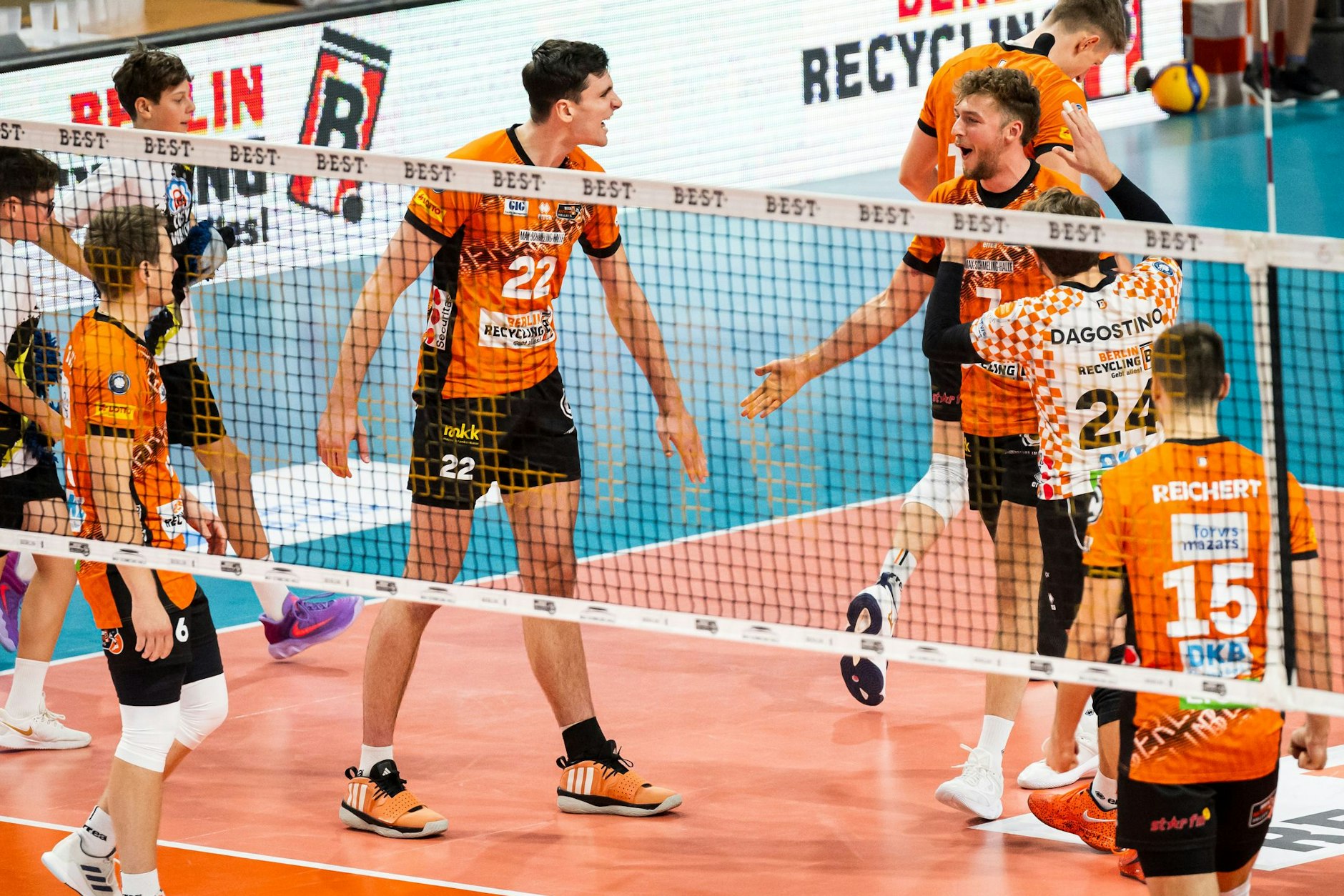 Jake Hanes (Mitte, l.) klatscht mit Simon Plaskie von den BR Volleys ab, um einen Punkt gegen den VfB Friedrichshafen zu bejubeln.