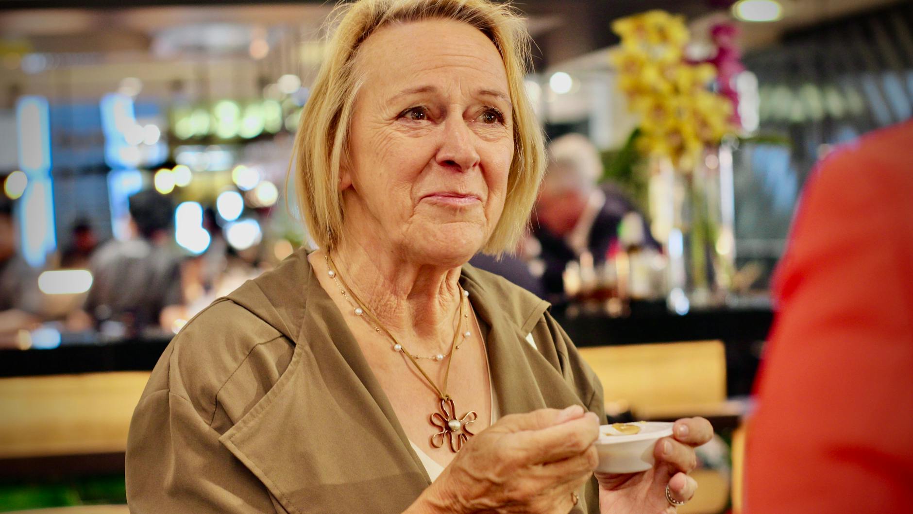 Karin Hagenlocker (76) aus Berlin-Lichterfelde ist von den Suppen begeistert.