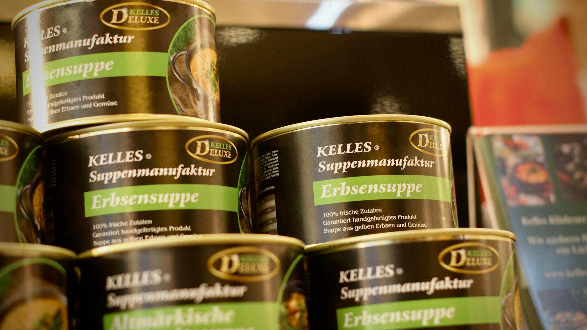 In diesen feinen Konserven sind die köstlichen Suppen aus dem Osten abgefüllt. 