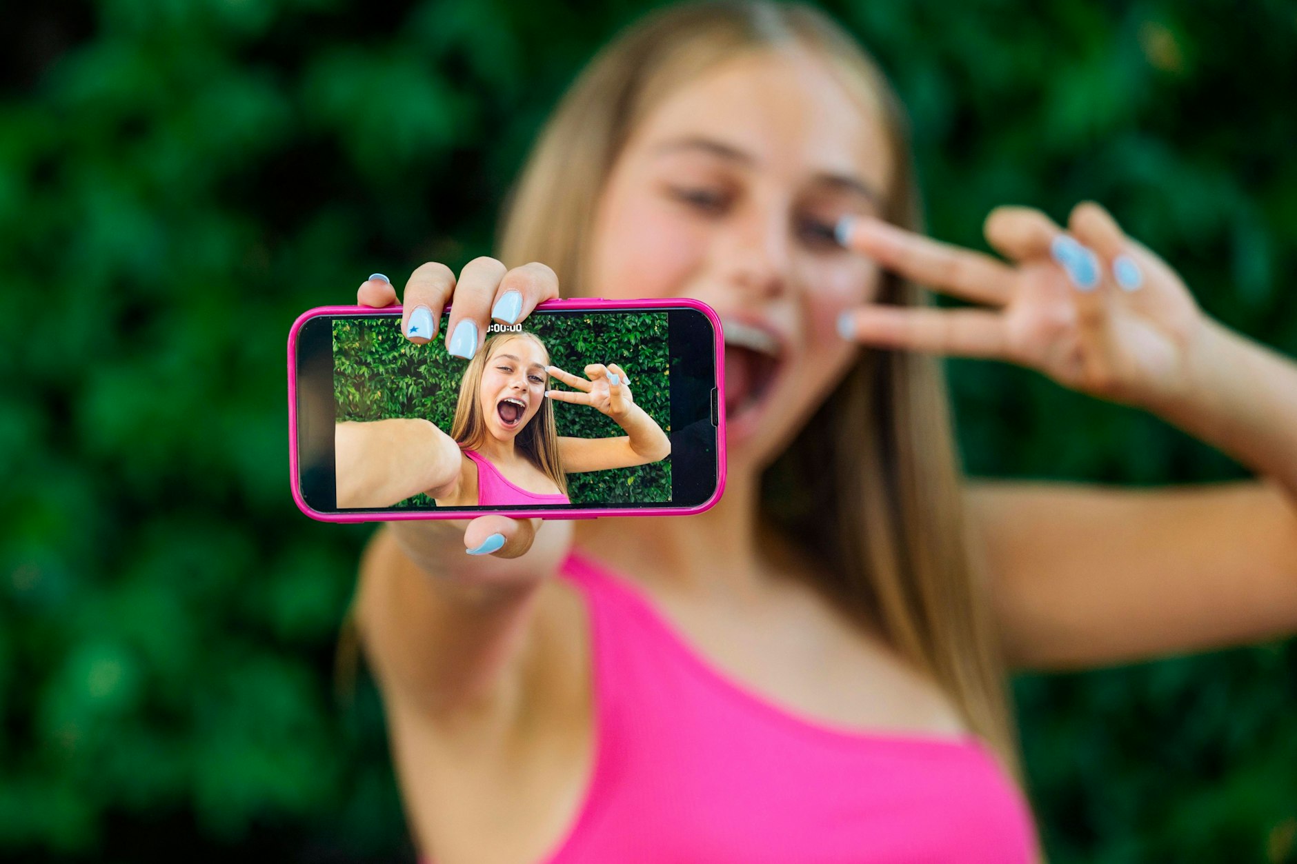 Das Smartphone ist für viele Schülerinnen und Schüler zum täglichen Begleiter geworden – analoge Uhren sind deshalb nicht mehr erforderlich.
