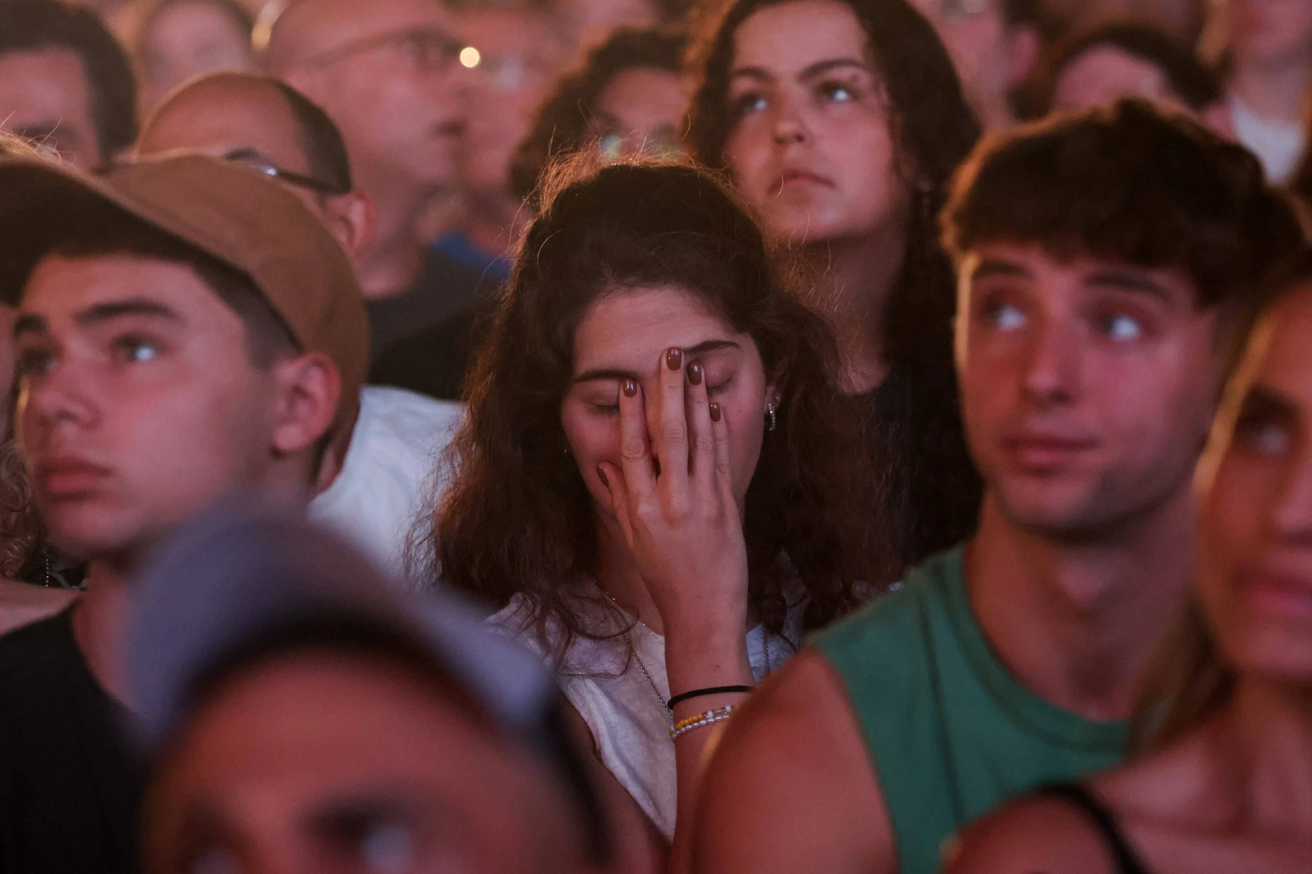 Tel Aviv: Teilnehmer einer Gedenkfeier, die von den Familien der Geiseln im Gazastreifen zum ersten Jahrestag des Hamas-Überfalls organisiert wurde.