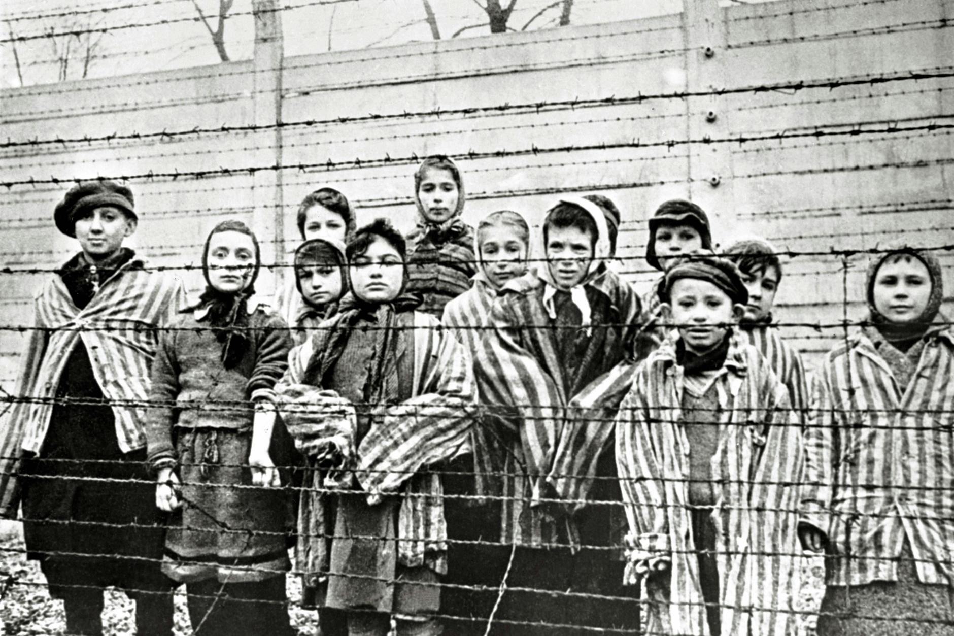 Aufnahme eines sowjetischen Fotofragen von überlebenden jüdischen Kindern in Auschwitz.
