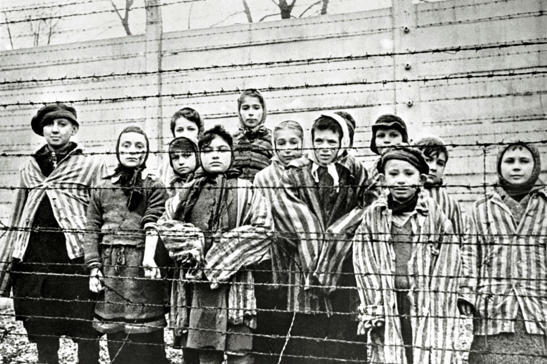 Aufnahme eines sowjetischen Fotofragen von überlebenden jüdischen Kindern in Auschwitz.