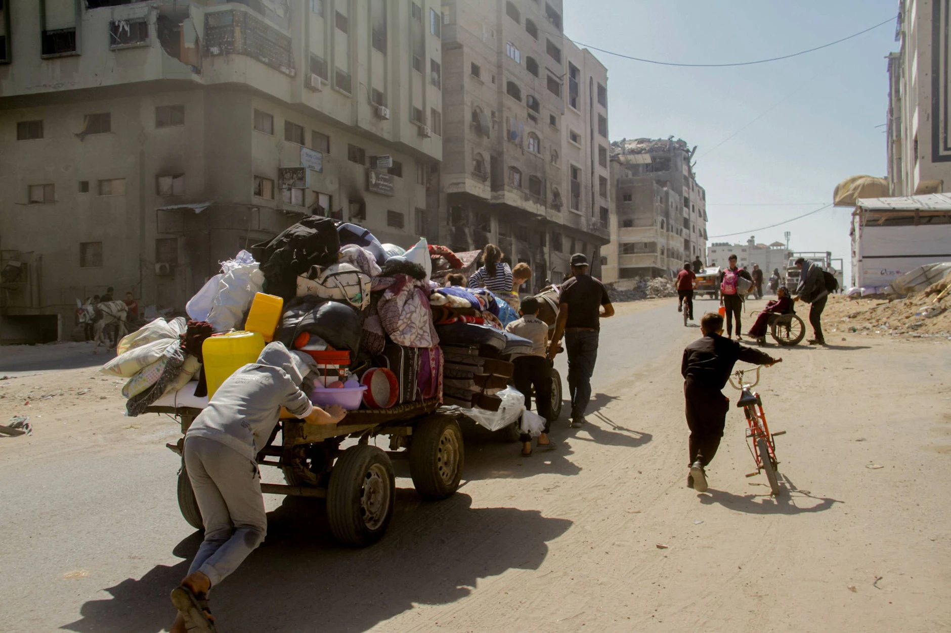 Palästinenser tragen ihre Habseligkeiten, als sie am 12. Oktober 2024 aus Gebieten nördlich von Gaza-Stadt im nördlichen Gazastreifen fliehen.