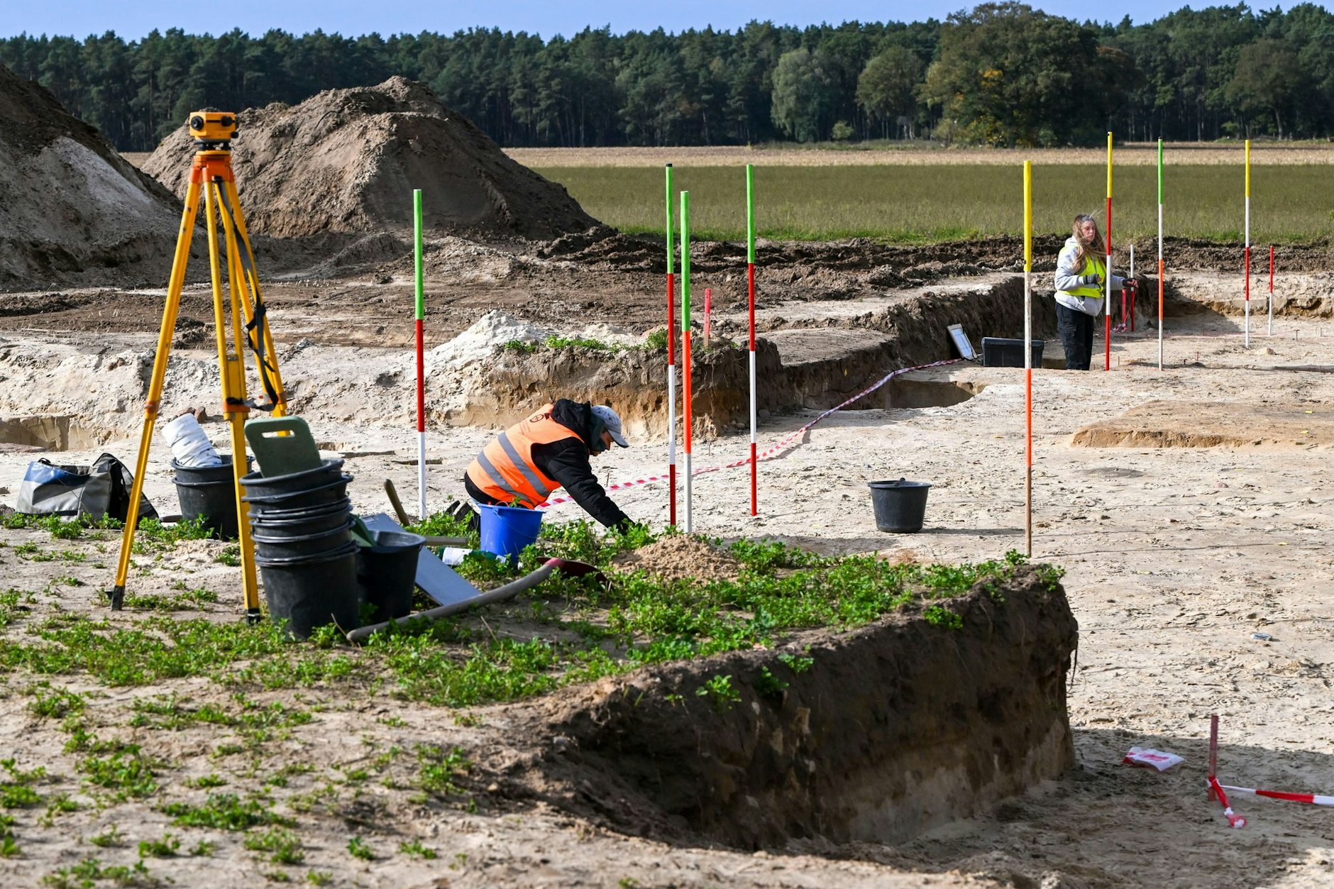 Bei erneuten Grabungsarbeiten am Königsgrab von Seddin wurde eine dicht bebaute Bronzezeit-Siedlung entdeckt – das wohl älteste Dorf Brandenburgs.