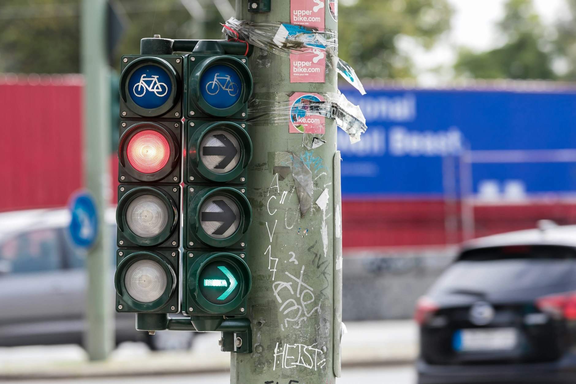 Damit es zu weniger Unfällen zwischen abbiegenden Autos und Radfahrern kommt, sollen die Grünphasen teilweise getrennt werden.
