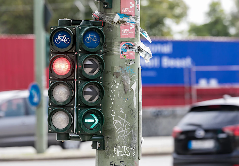 Damit es zu weniger Unfällen zwischen abbiegenden Autos und Radfahrern kommt, sollen die Grünphasen teilweise getrennt werden.
