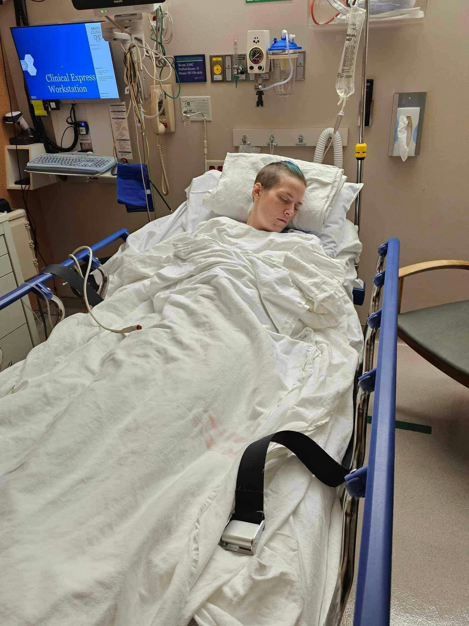 Immer wieder musste die 32-Jährige wegen ihrer schweren Anfälle ins Krankenhaus.