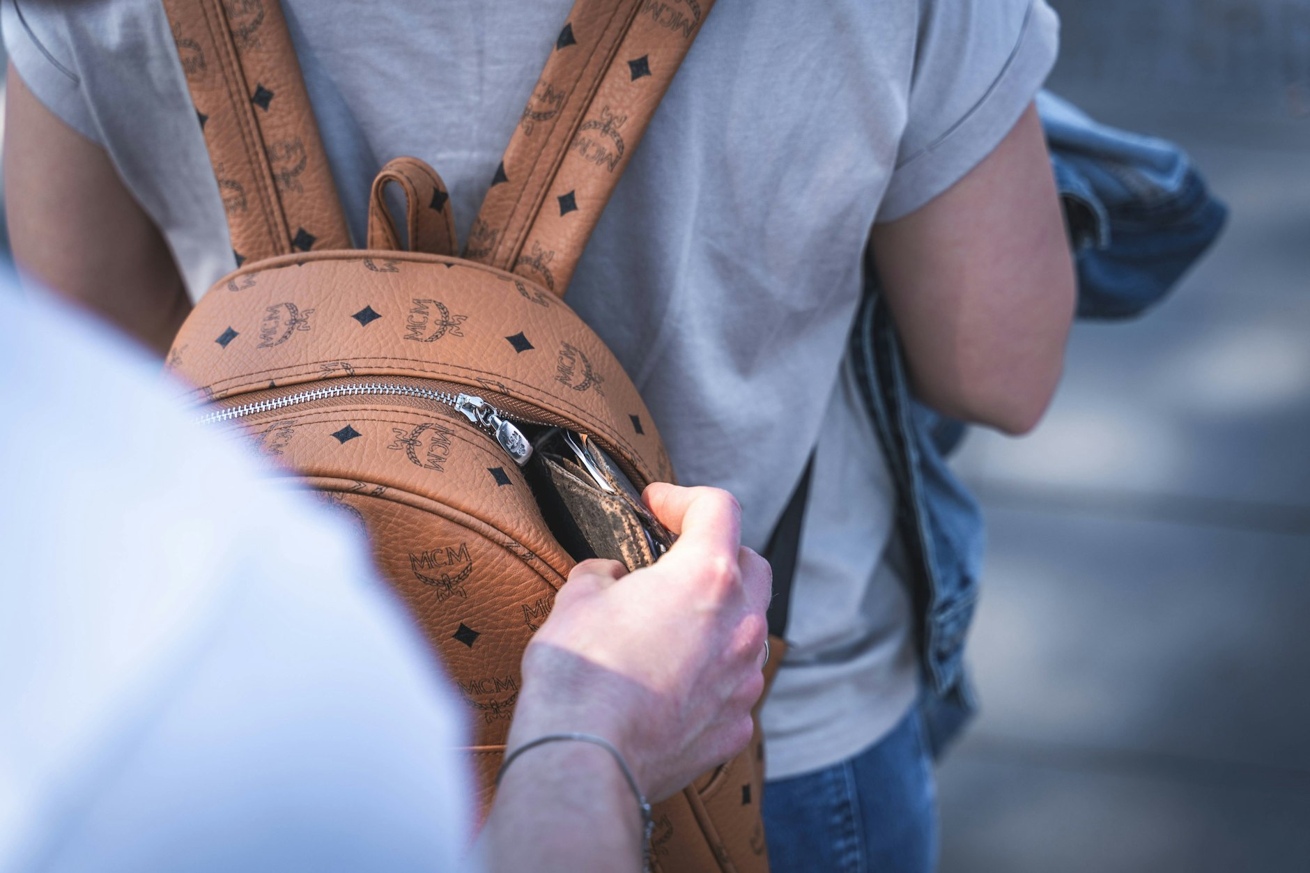 Es ist schnell passiert – vor allem im Urlaub, wenn viele nichts Böses ahnen: In vielen beliebten Touristen-Städten schlagen regelmäßig Taschendiebe zu.