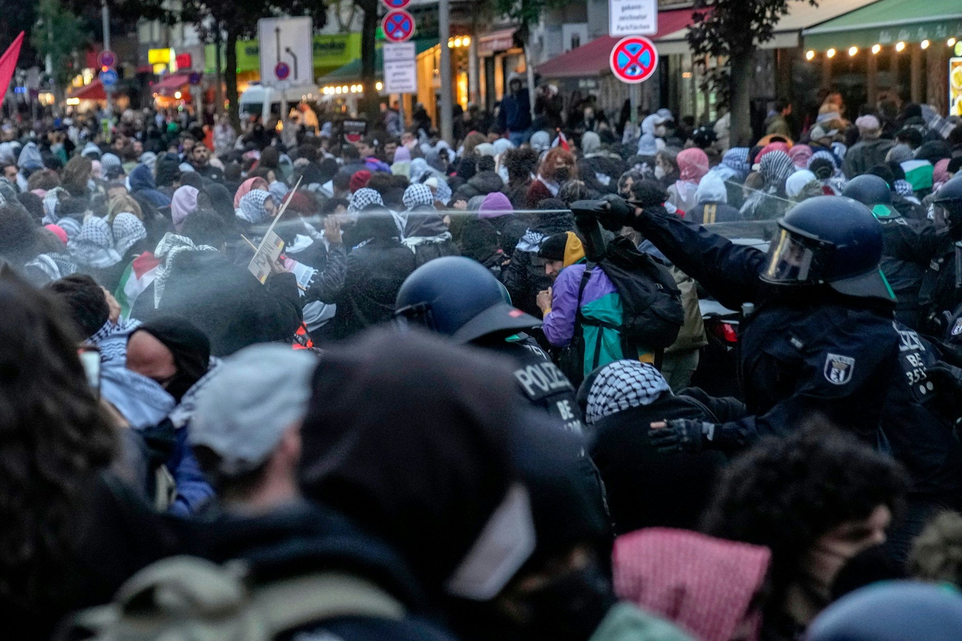 Ein Polizist versprüht Pfefferspray: Am 6. Oktober löste die Berliner Polizei in Kreuzberg eine gewalttätig verlaufene Demo gegen Israel auf.