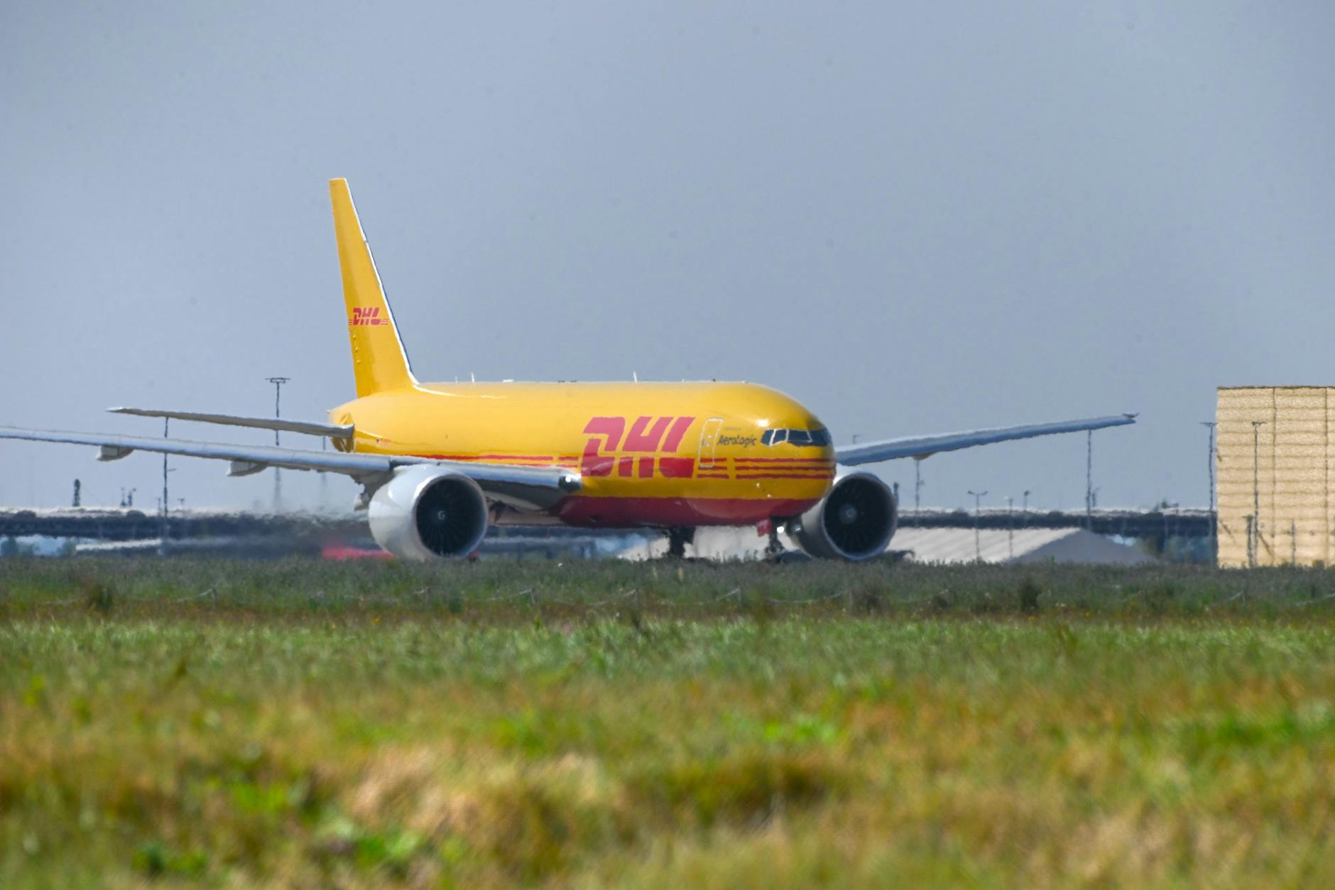 Ein Flugzeug von DHL am Logistikzentrum am Flughafen Leipzig/Halle: Russland soll für den Brand eines Paketes verantwortlich sein. Nur durch Zufall fackelte es nicht in der Luft ab.