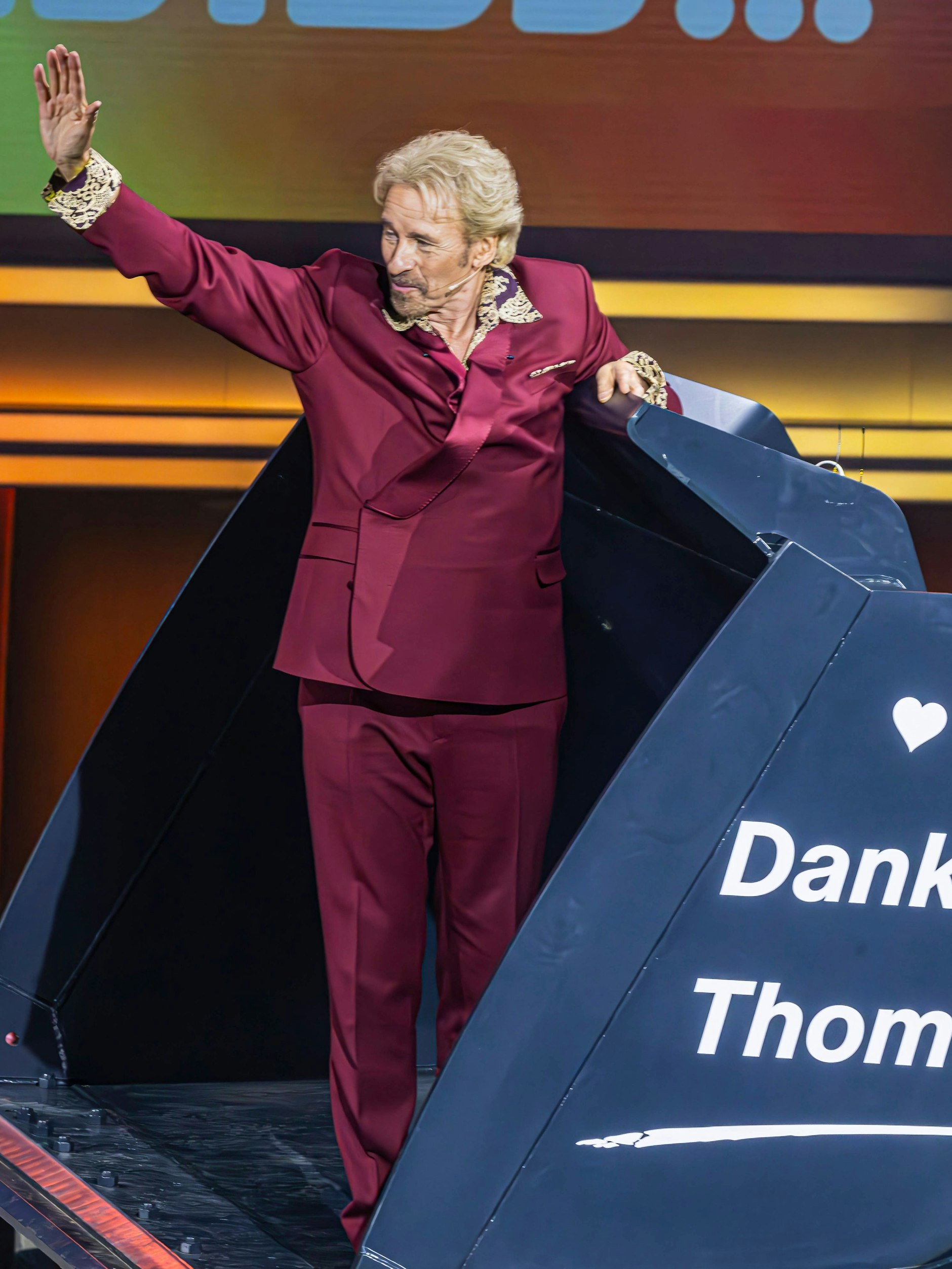 Thomas Gottschalk ließ sich bei der letzten Folge von „Wetten, dass ..?“ mit einem Radlader wegschaufeln.