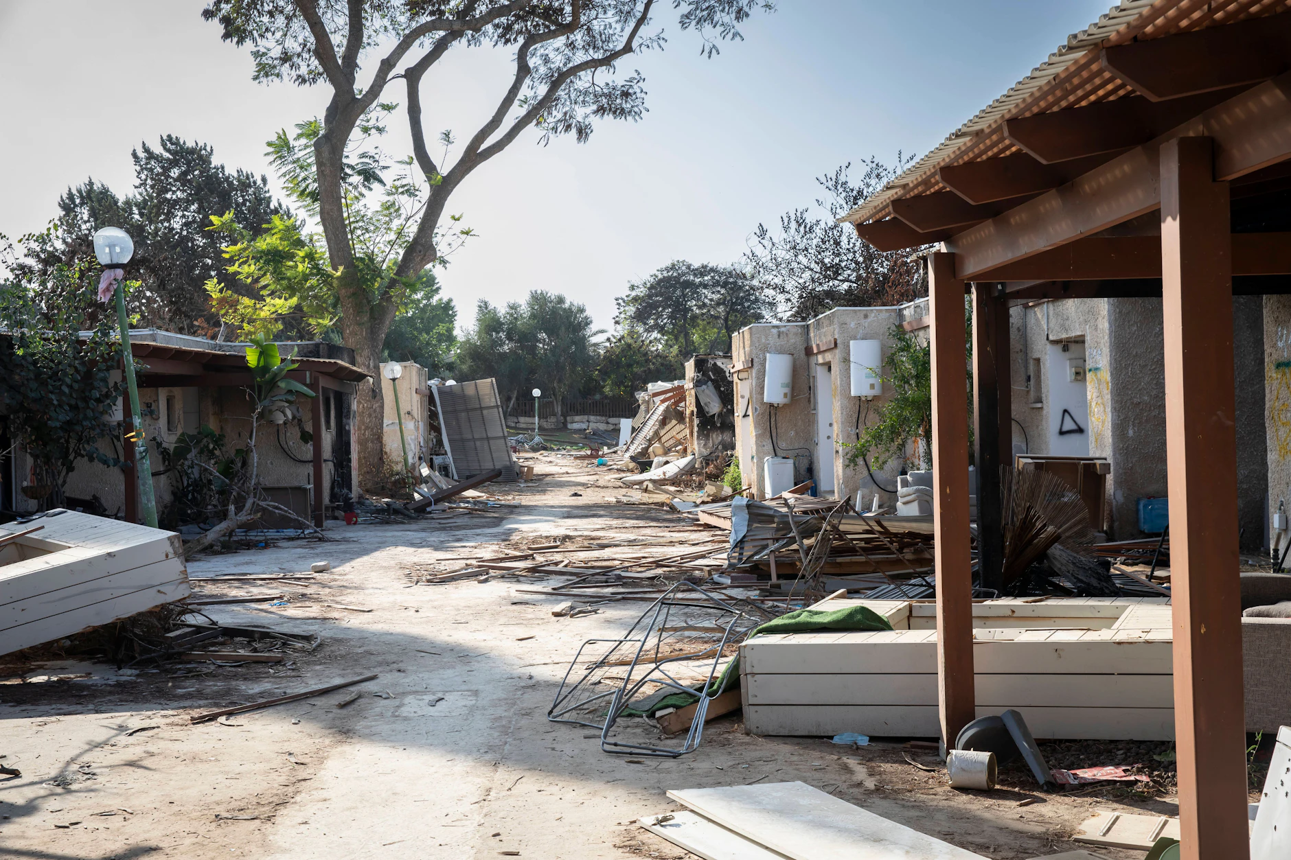 Verkohlte und zerstörte Gebäude des Kibbuz Kfar Aza nach dem Angriff der Terroristengruppe Hamas am 7. Oktober 2023