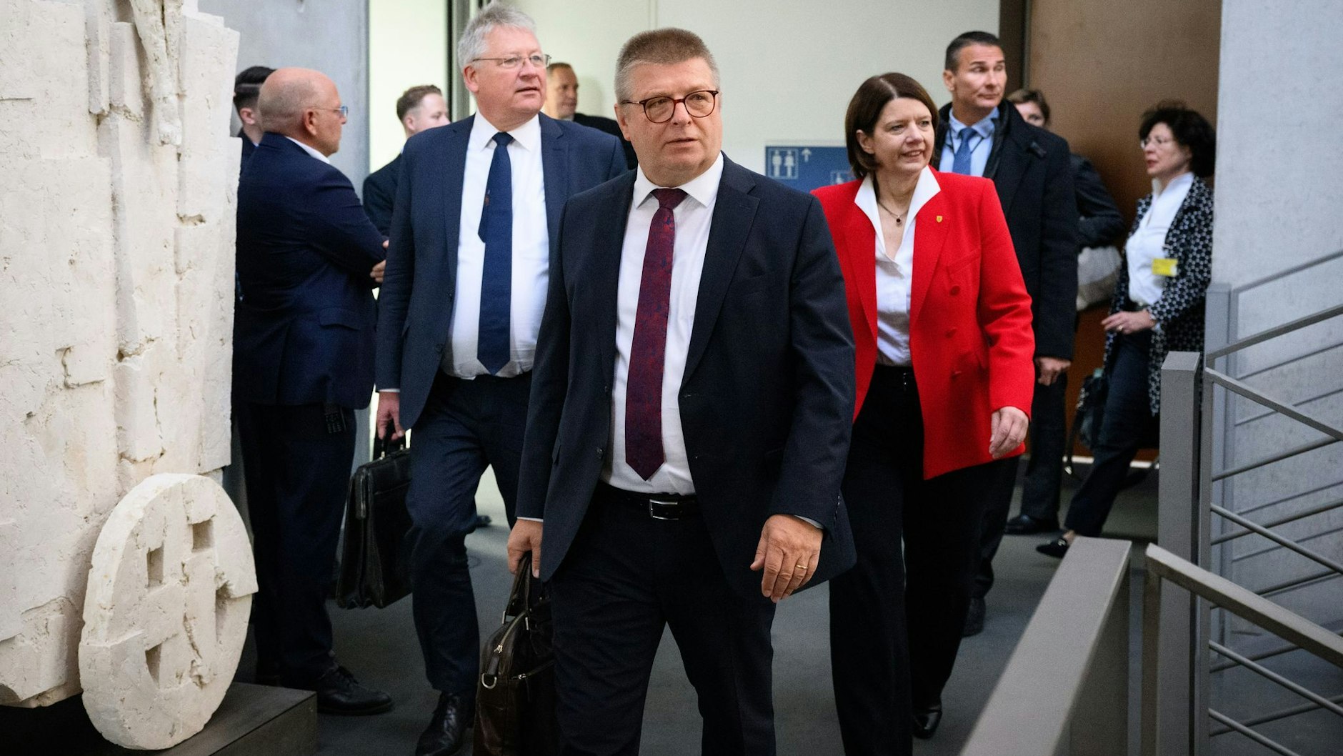 Bruno Kahl (l-r), Präsident des Bundesnachrichtendienstes (BND), Thomas Haldenwang, Präsident des Bundesamts für Verfassungsschutz (BfV), und Martina Rosenberg, Präsidentin des Militärischen Abschirmdienstes (MAD), kommen zur öffentlichen Sitzung des Parlamentarischen Kontrollgremiums des Deutschen Bundestages.