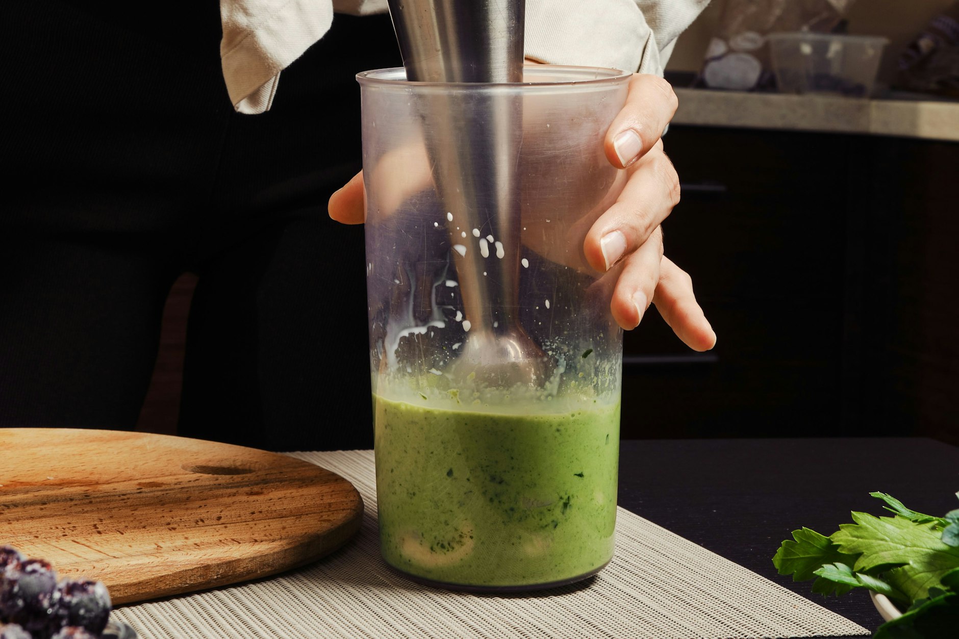 Rezept für gesunden Rosenkohl–Smoothie: ab in den Mixer! Hier wird aus frischen Zutaten in Sekundenschnelle ein nährstoffreicher Power-Smoothie. Einmal pürieren – und schon wird der Rosenkohl unwiderstehlich!