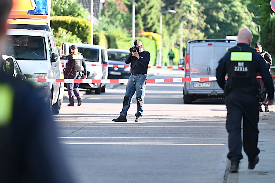 Polizisten sichern in der Straße Im Spektefeld die Spuren am Tatort.