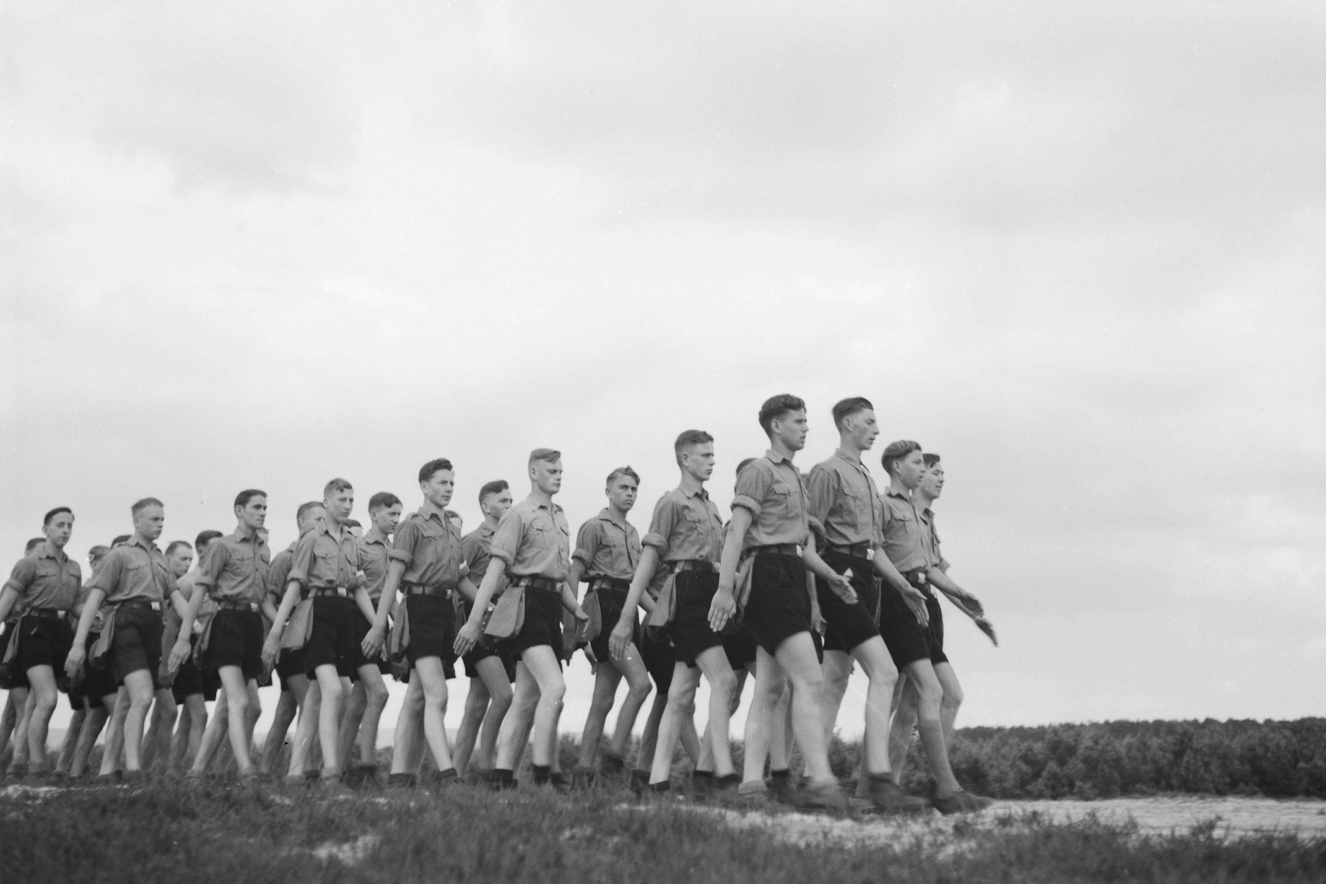 Mitglieder der Hitlerjugend marschieren in einer Reihe. Bevor der Vater des Autors zum Volkssturm berufen wurde, war auch er in der Hitlerjugend.