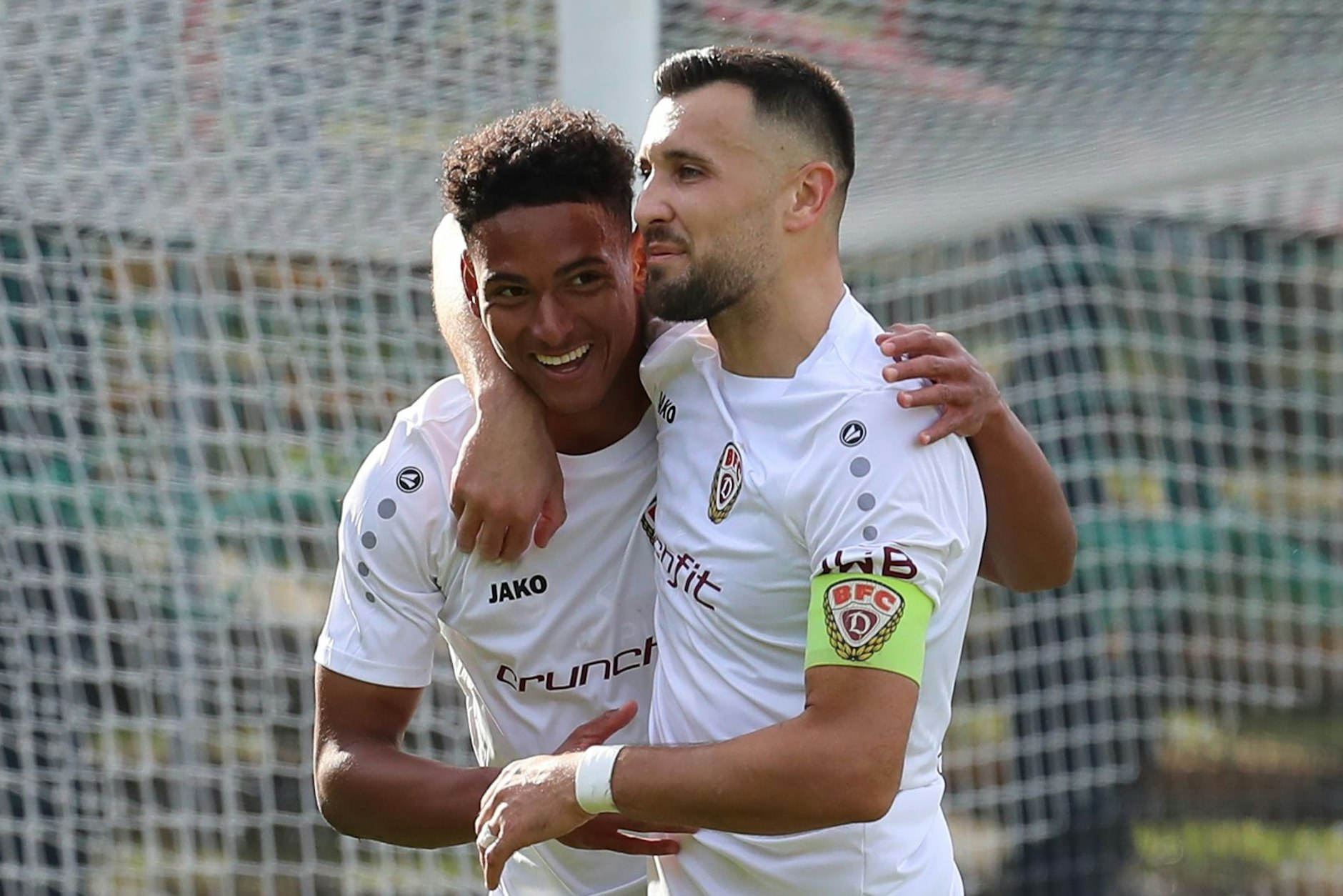 Nach dem Elfmeter zum 4:0 bei Lichtenberg 47 nimmt Rufat Dadashov (r.) Benny Wüstenhagen in den Arm, der vom Punkt aus verwandelt hatte.