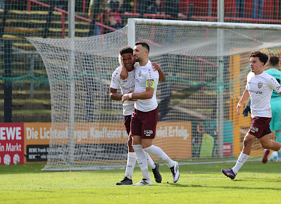 Nach dem Elfmeter zum 4:0 bei Lichtenberg 47 nimmt Rufat Dadashov (r.) Benny Wüstenhagen in den Arm, der vom Punkt aus verwandelt hatte.