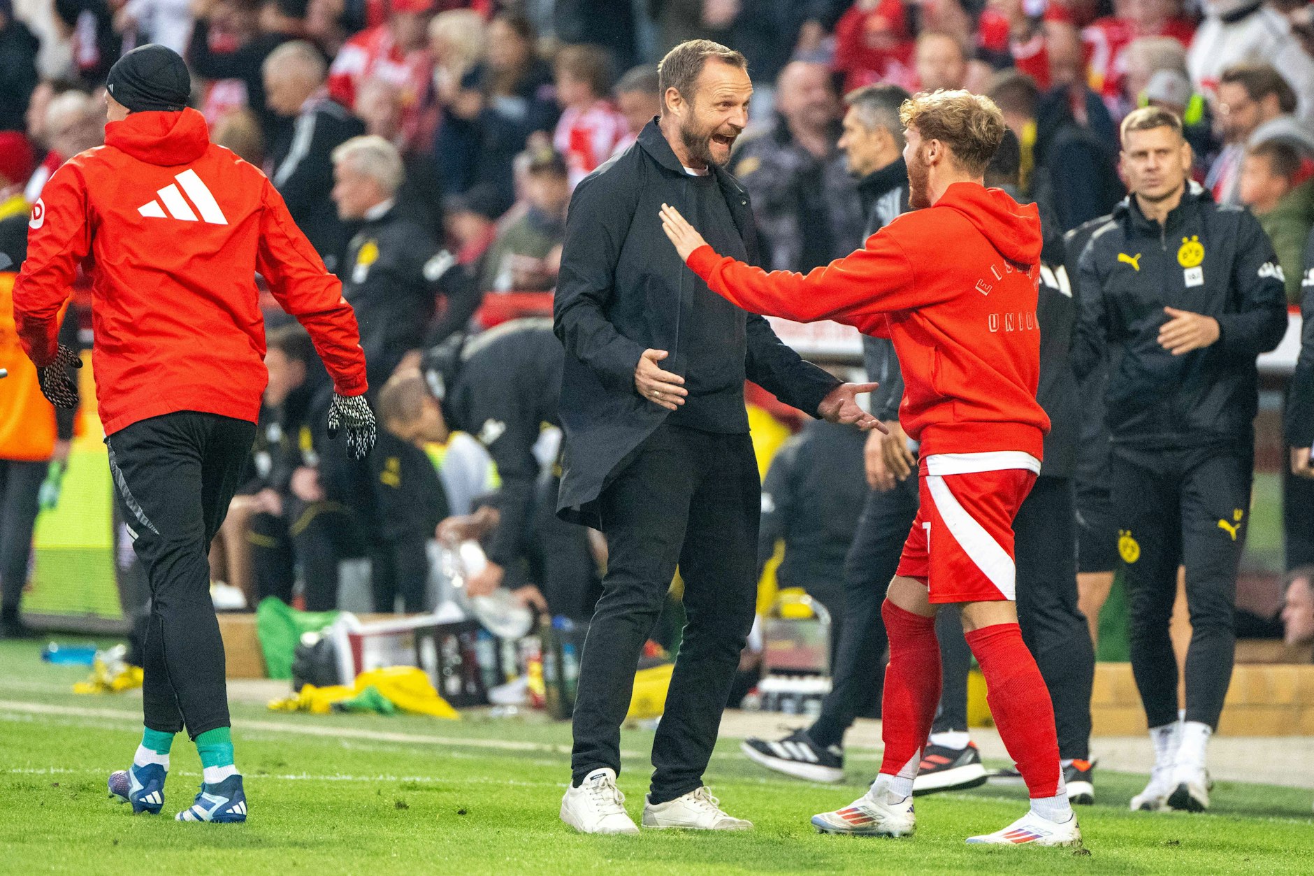 Der Trainer und sein Trick: Bo Svensson (45) feiert den Sieg gegen den BVB mit dem Stürmer Yorbe Vertessen (23). Setzt der 1. FC Union auch in Kiel auf eine „falsche Neun“? 