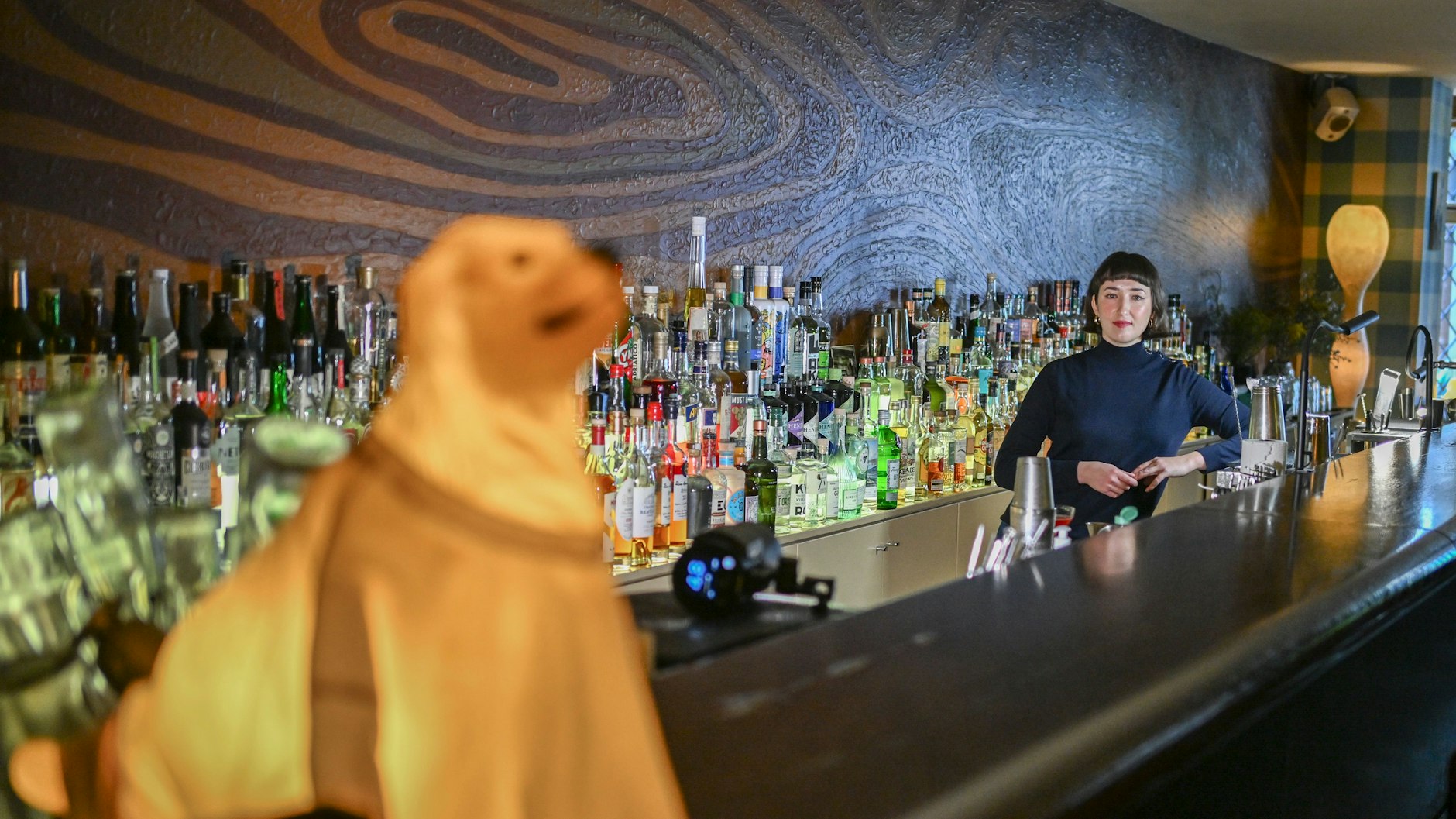 Bartenderin Maria Gorbatschova steht am langen Holztresen ihrer Green Door Bar in Berlin-Schöneberg.&nbsp;&nbsp;