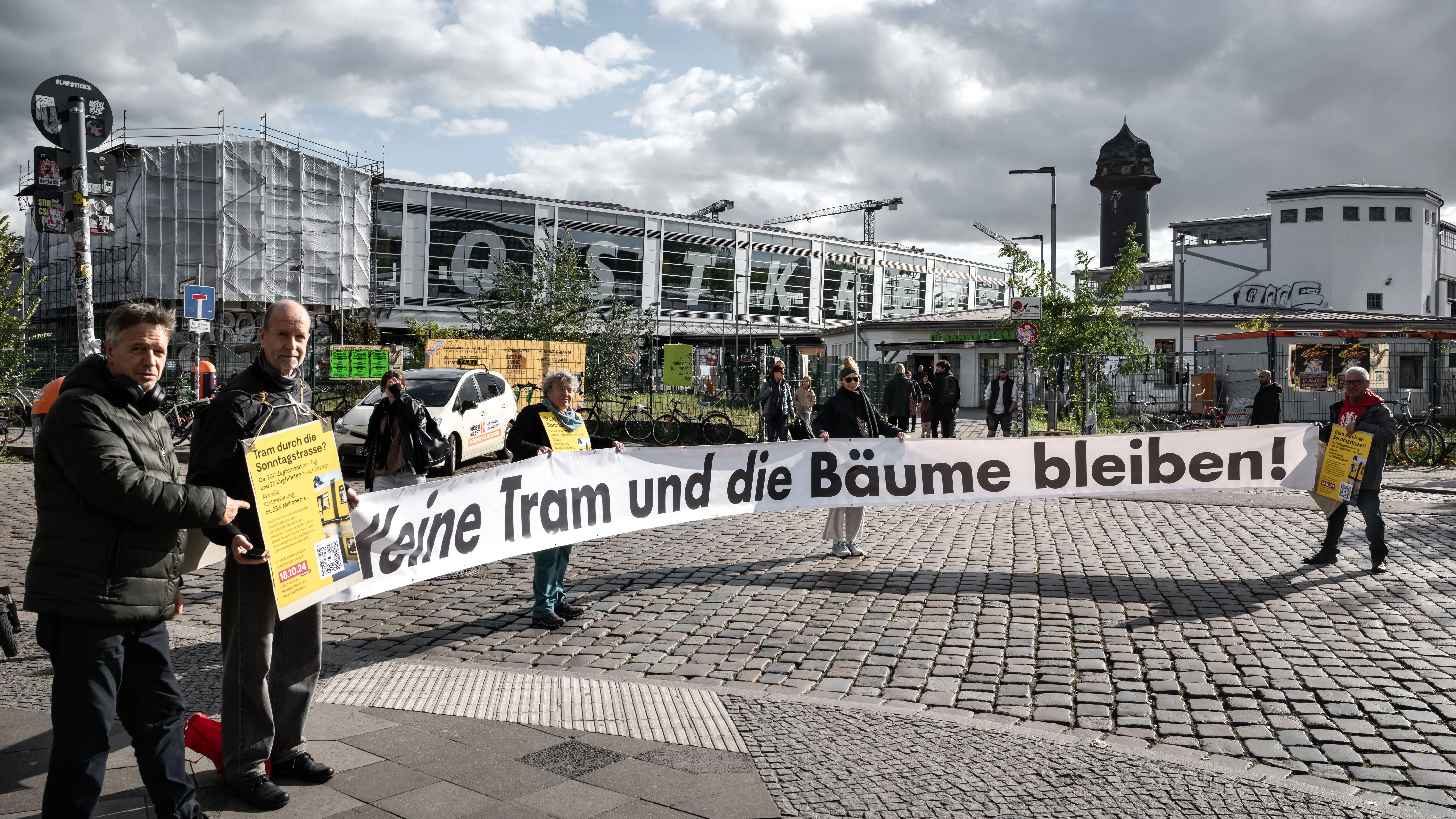 Nicht alle Straßenbahnprojekte sind erwünscht. Anwohner in der Sonntagstraße am Ostkreuz in Berlin protestieren gegen die geplante Tram 21.