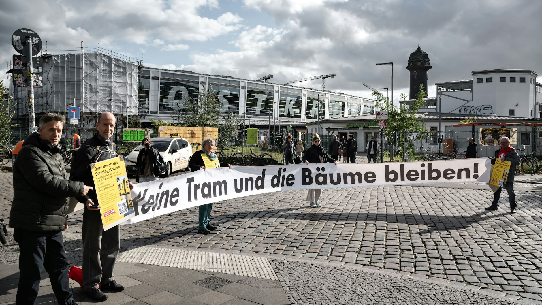 Nicht alle Straßenbahnprojekte sind erwünscht. Anwohner in der Sonntagstraße am Ostkreuz in Berlin protestieren gegen die geplante Tram 21.