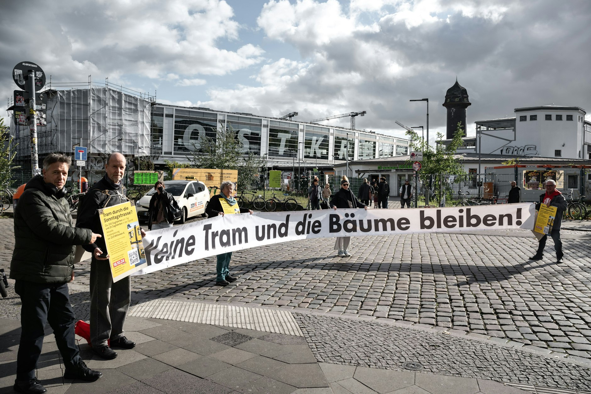 Anwohner in der Sonntagstraße am Ostkreuz in Berlin protestieren gegen die geplante Tram.