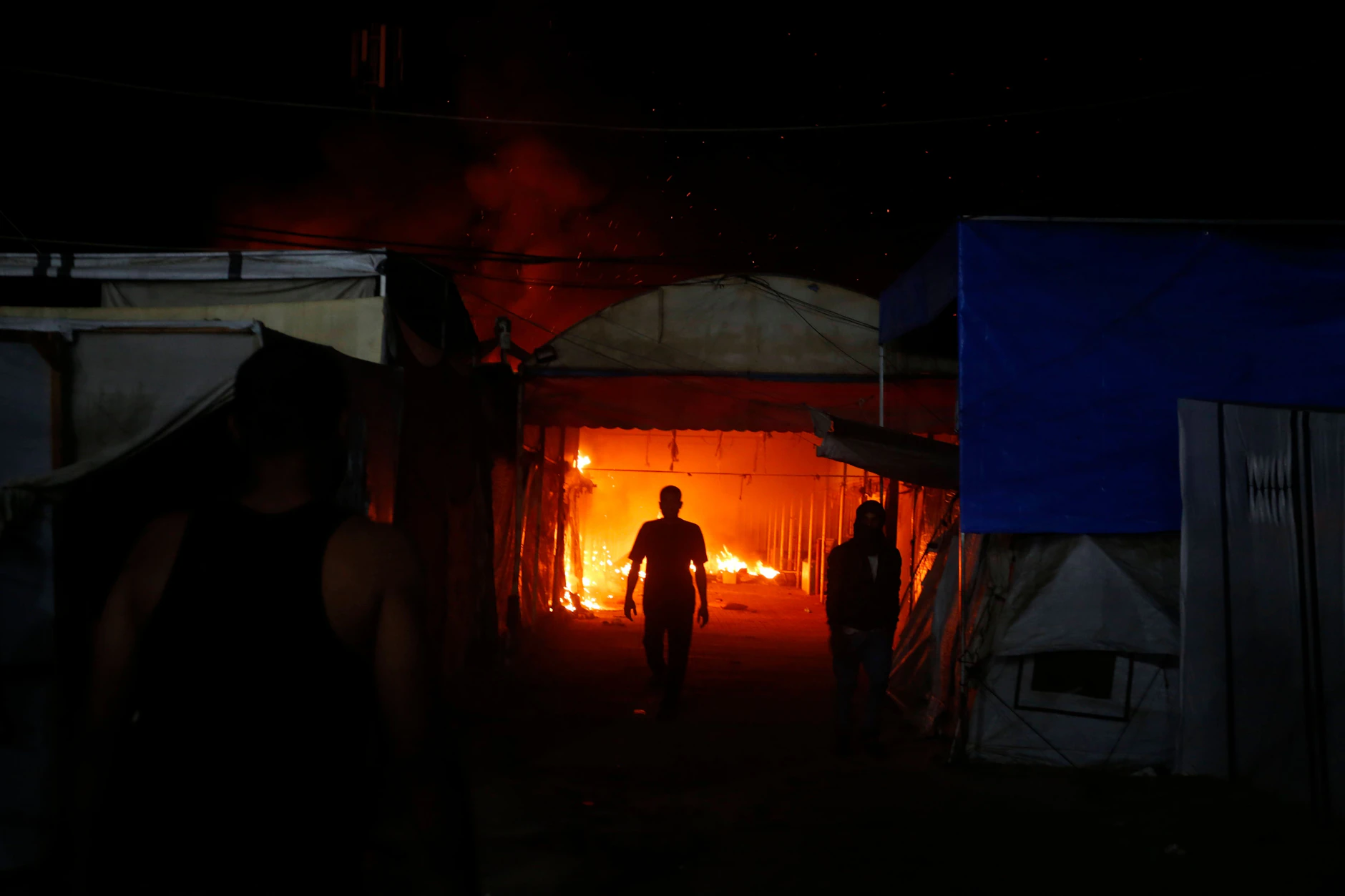 Feuer zwischen den Zelten geflüchteter Palästinenser nach einem israelischen Angriff